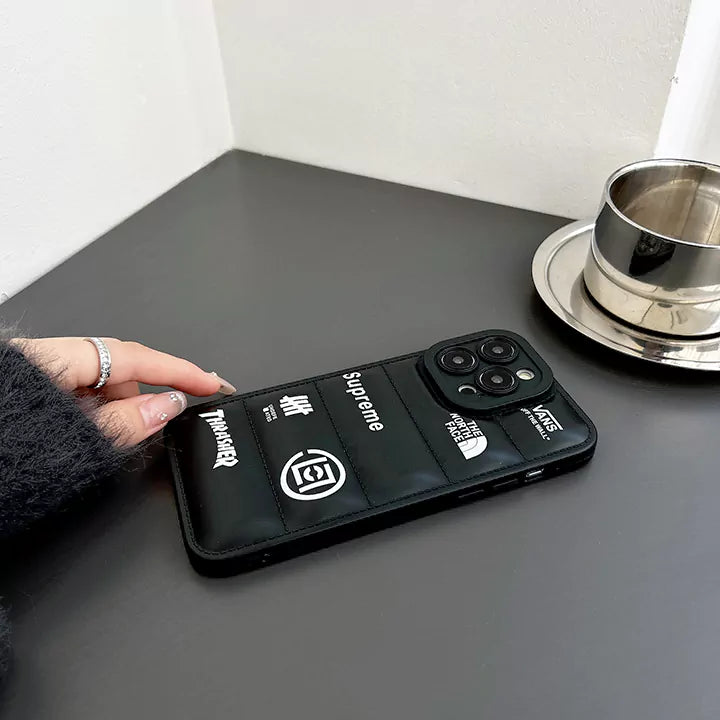 [高級レザー調] パファー風 ロゴグラフィック iPhoneケース / 画面保護・トレンドストリート