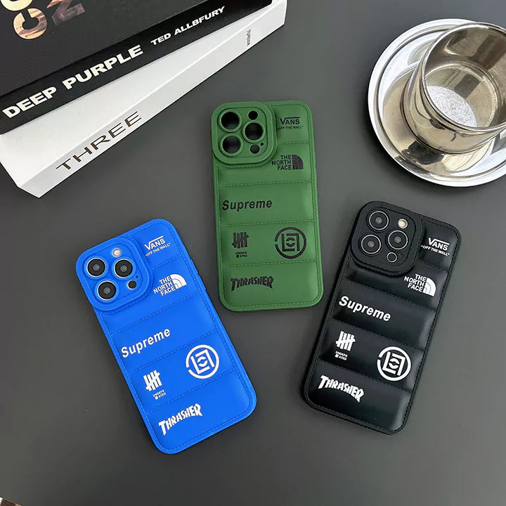 [高級レザー調] パファー風 ロゴグラフィック iPhoneケース / 画面保護・トレンドストリート