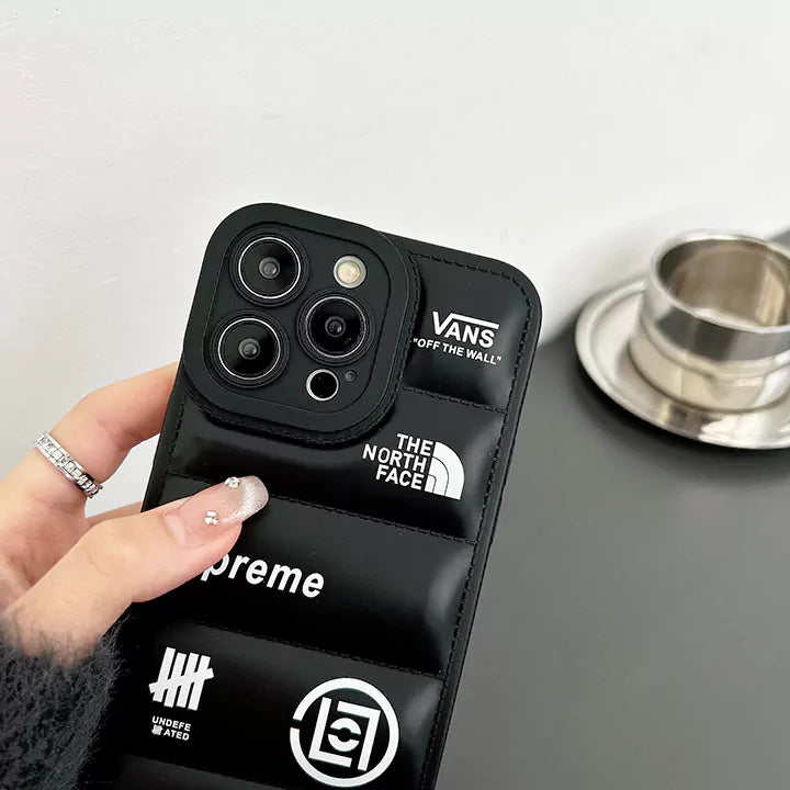 [高級レザー調] パファー風 ロゴグラフィック iPhoneケース / 画面保護・トレンドストリート