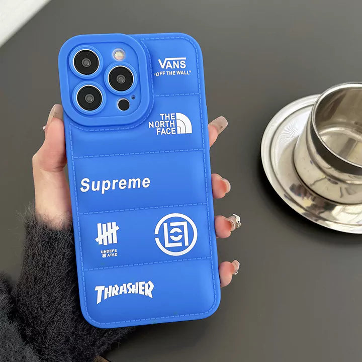 [高級レザー調] パファー風 ロゴグラフィック iPhoneケース / 画面保護・トレンドストリート