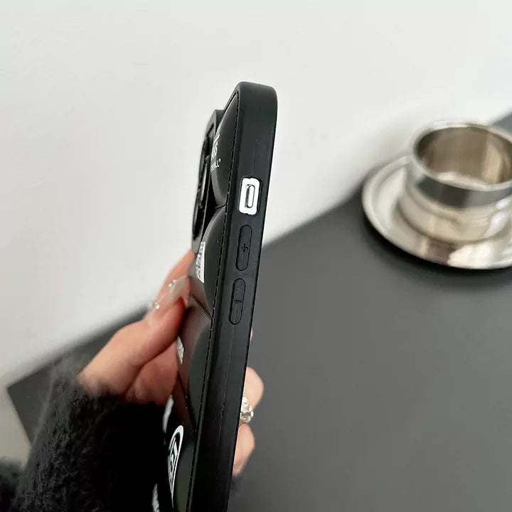 [高級レザー調] パファー風 ロゴグラフィック iPhoneケース / 画面保護・トレンドストリート
