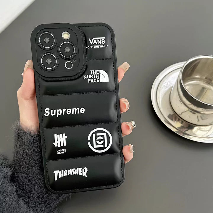 [高級レザー調] パファー風 ロゴグラフィック iPhoneケース / 画面保護・トレンドストリート