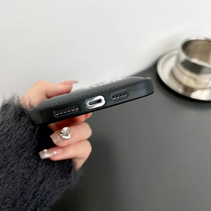 [高級レザー調] パファー風 ロゴグラフィック iPhoneケース / 画面保護・トレンドストリート