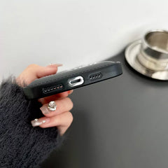 [高級レザー調] パファー風 ロゴグラフィック iPhoneケース / 画面保護・トレンドストリート