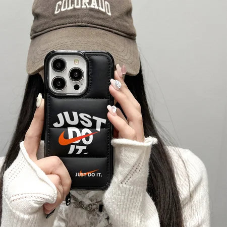 ダウンジャケット風 ソフトケース 衝撃吸収 スポーツ & 韓国トレンドデザイン 男女兼用｜iPhone17/17 Pro Max対応