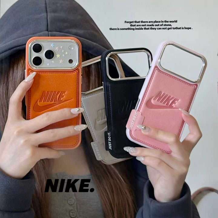 ロゴ型押し PU レザーケース 耐衝撃 スポーツスタイル クールデザイン 男女ペア向け｜iPhone17/17 Pro Max/16/16 Pro/15/14 Pro 対応