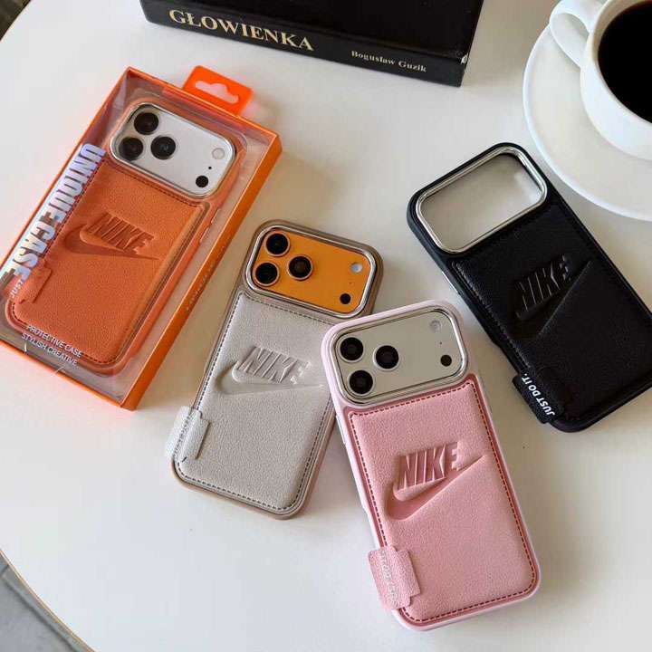ロゴ型押し PU レザーケース 耐衝撃 スポーツスタイル クールデザイン 男女ペア向け｜iPhone17/17 Pro Max/16/16 Pro/15/14 Pro 対応