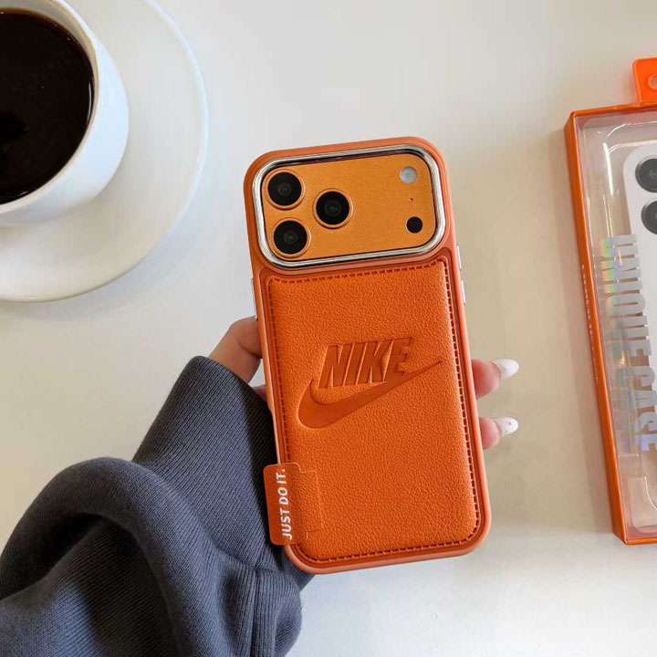 ロゴ型押し PU レザーケース 耐衝撃 スポーツスタイル クールデザイン 男女ペア向け｜iPhone17/17 Pro Max/16/16 Pro/15/14 Pro 対応