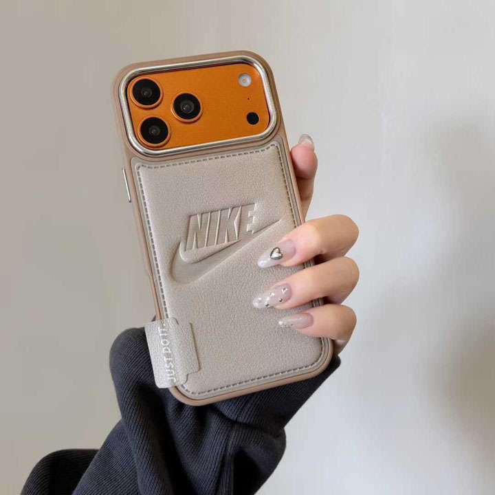 ロゴ型押し PU レザーケース 耐衝撃 スポーツスタイル クールデザイン 男女ペア向け｜iPhone17/17 Pro Max/16/16 Pro/15/14 Pro 対応