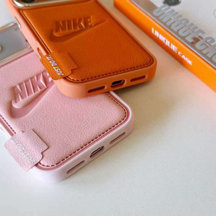 ロゴ型押し PU レザーケース 耐衝撃 スポーツスタイル クールデザイン 男女ペア向け｜iPhone17/17 Pro Max/16/16 Pro/15/14 Pro 対応