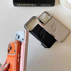 ロゴ型押し PU レザーケース 耐衝撃 スポーツスタイル クールデザイン 男女ペア向け｜iPhone17/17 Pro Max/16/16 Pro/15/14 Pro 対応