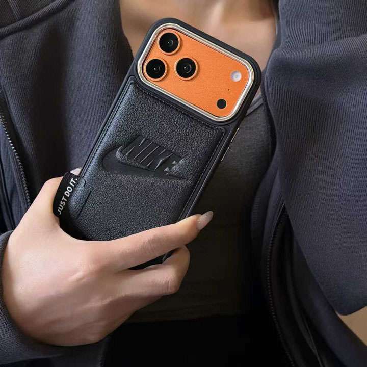 ロゴ型押し PU レザーケース 耐衝撃 スポーツスタイル クールデザイン 男女ペア向け｜iPhone17/17 Pro Max/16/16 Pro/15/14 Pro 対応