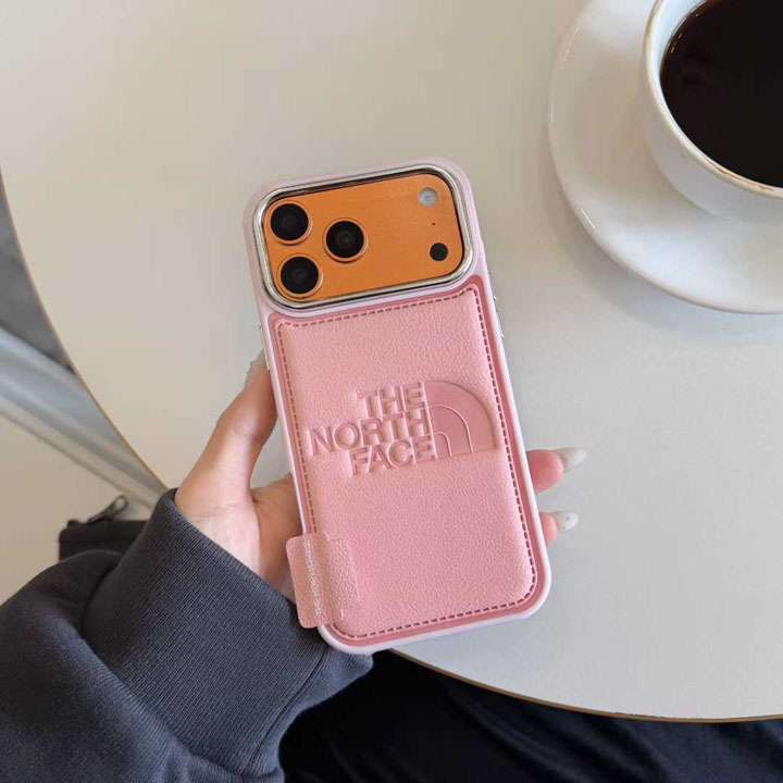 ロゴ型押し レザー調スマホケース スポーツ風｜iPhone17/17 Pro Max/16/16 Pro/15/14/13 Pro 対応 カップルお揃い 大人向けおしゃれデザイン