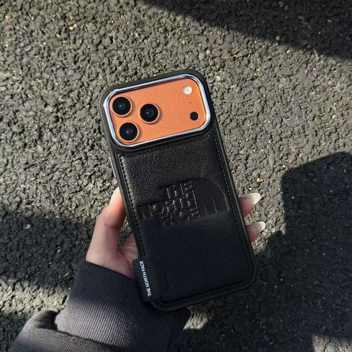 ロゴ型押し レザー調スマホケース スポーツ風｜iPhone17/17 Pro Max/16/16 Pro/15/14/13 Pro 対応 カップルお揃い 大人向けおしゃれデザイン