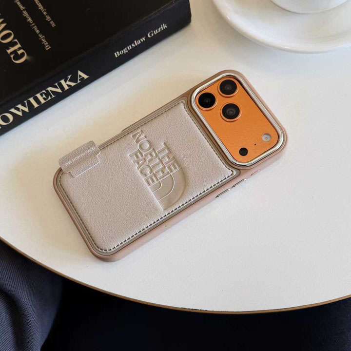 ロゴ型押し レザー調スマホケース スポーツ風｜iPhone17/17 Pro Max/16/16 Pro/15/14/13 Pro 対応 カップルお揃い 大人向けおしゃれデザイン