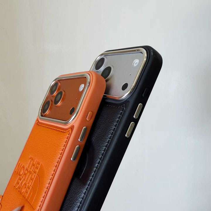 ロゴ型押し レザー調スマホケース スポーツ風｜iPhone17/17 Pro Max/16/16 Pro/15/14/13 Pro 対応 カップルお揃い 大人向けおしゃれデザイン