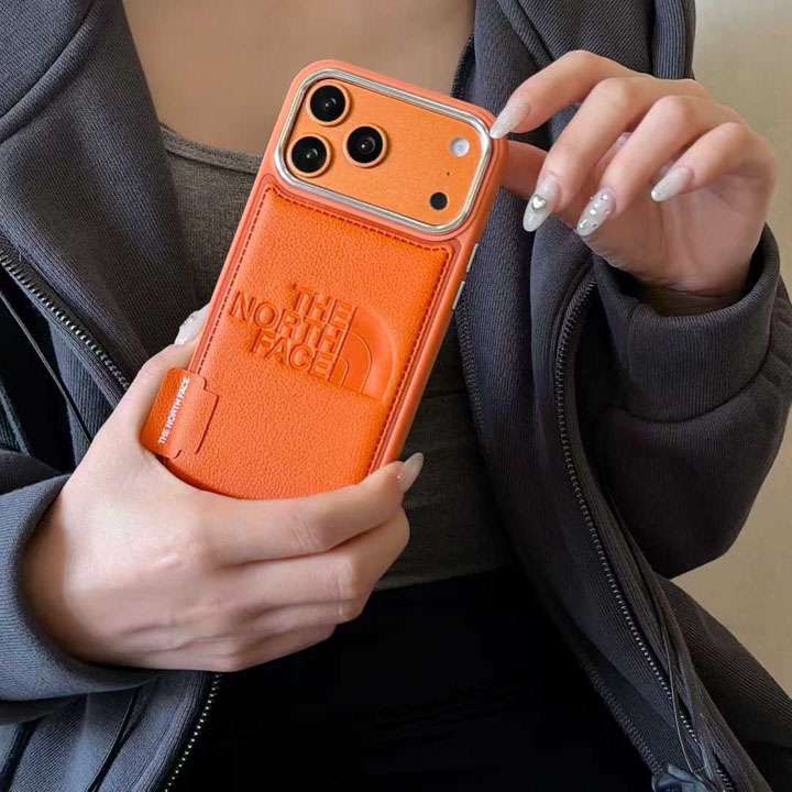 ロゴ型押し レザー調スマホケース スポーツ風｜iPhone17/17 Pro Max/16/16 Pro/15/14/13 Pro 対応 カップルお揃い 大人向けおしゃれデザイン