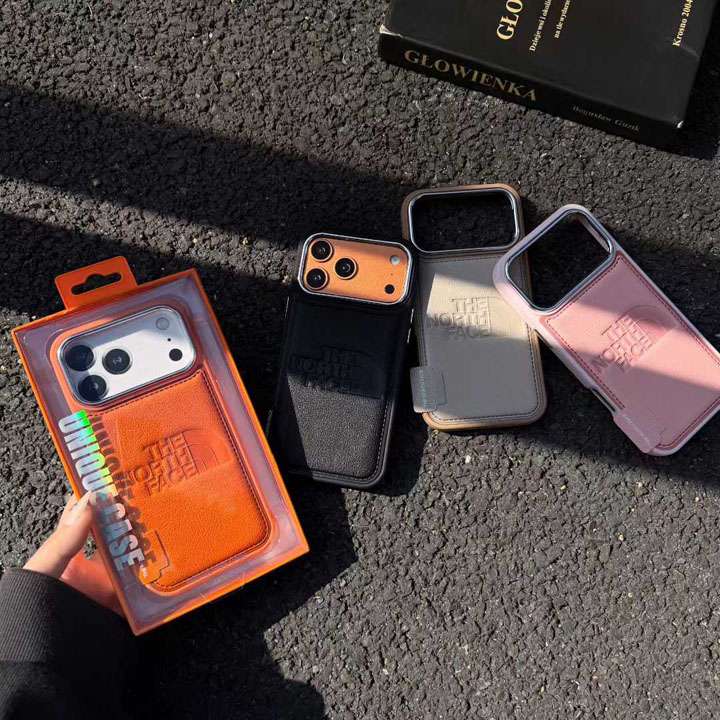 ロゴ型押し レザー調スマホケース スポーツ風｜iPhone17/17 Pro Max/16/16 Pro/15/14/13 Pro 対応 カップルお揃い 大人向けおしゃれデザイン