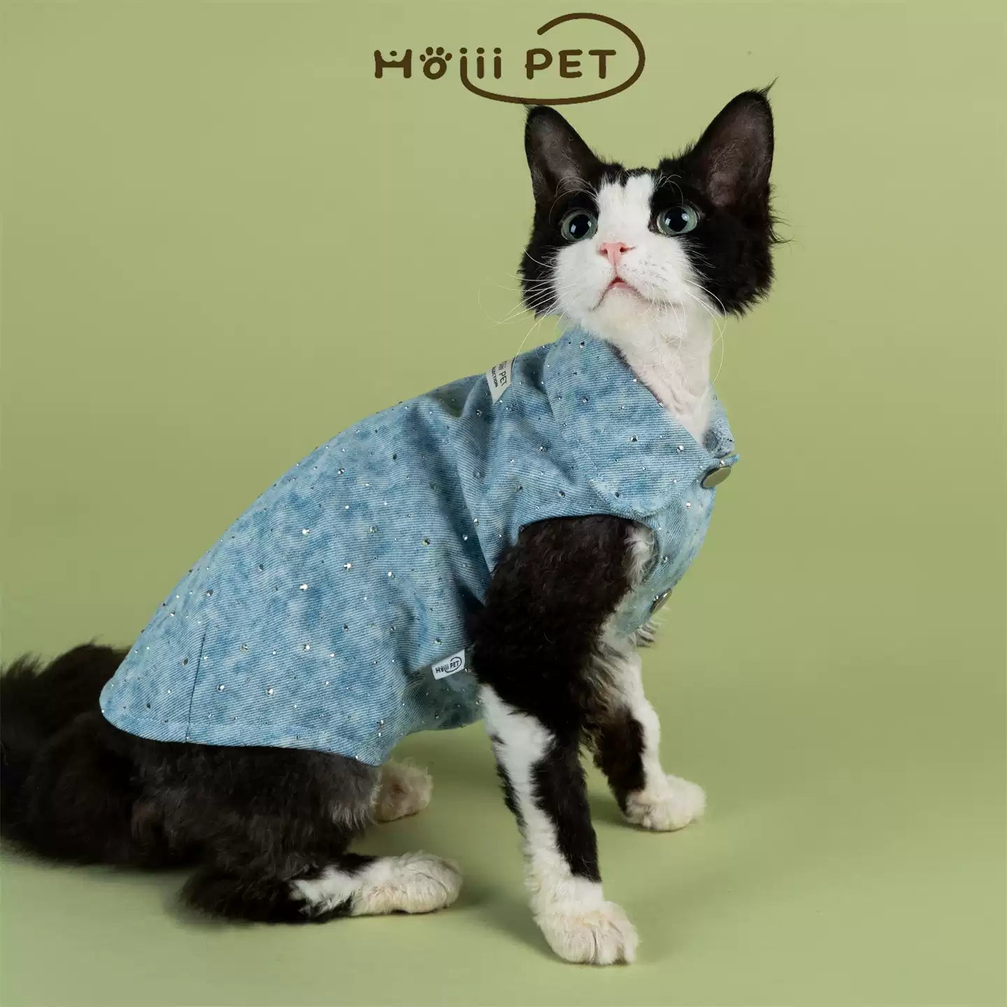 【トレンド】猫服 キラキラ ラインストーン デニム ノースリーブ シャツ，素材は綿（コットン）、夏に心地よく着られるファッション・トレンド。猫の抜け毛を防止し、エアコンの効いた部屋に適しており、風邪を予防します。デボンレックス、無毛猫（スフィンクス）、子猫に最適。